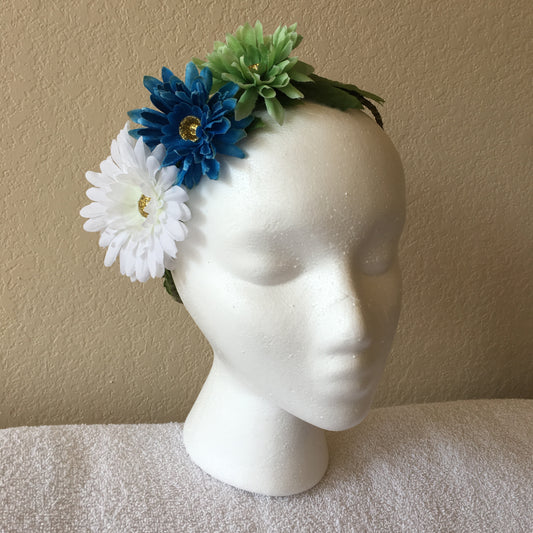 Side Wreath - White, blue, & green daisies w/ sparkly centers