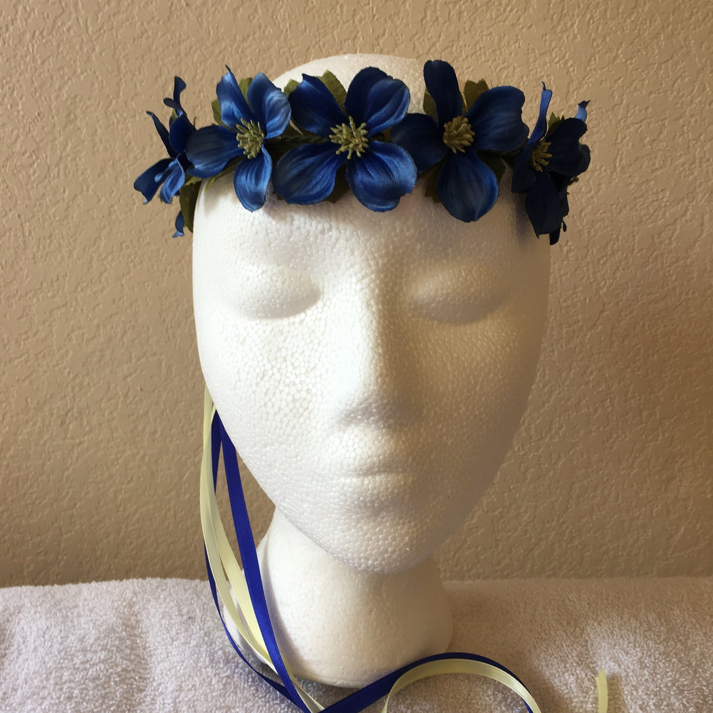 Extra Small Wreath – Blue flowers w/ yellow centers +